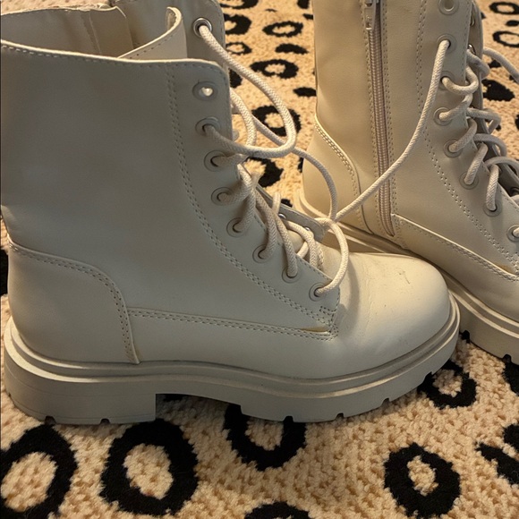 Ivory boots - Picture 3 of 3